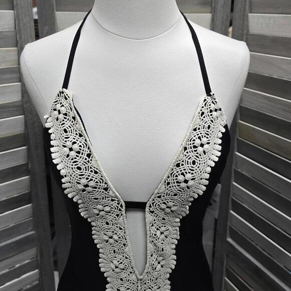 Crochet Necklace Plunge One Piece Swimsuit | Shade & Shore | Small (4/6) - Picture 2 of 9